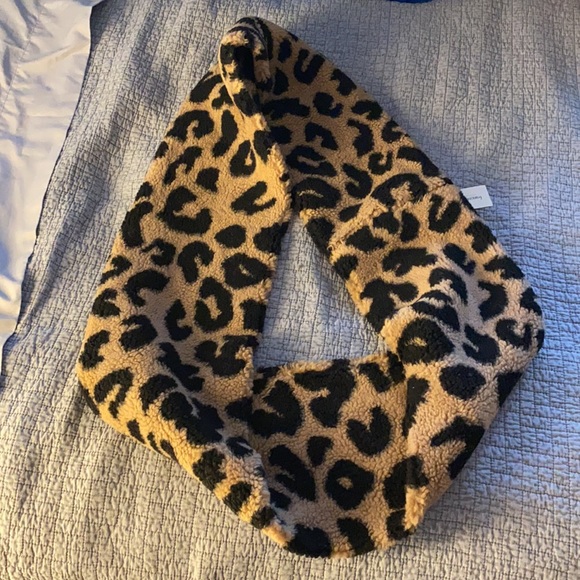 Francesca’s Soft fur leopard infinity scarf - New with Tag! - Picture 3 of 5